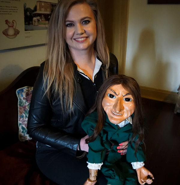 Một số điểm lạ lùng khác được phát hiện ở búp bê. Trời sẽ đổ mưa khi nó bị treo bên ngoài và những bức ảnh sẽ rơi nếu để búp bê trong phòng. Nó còn có khả năng di chuyển và thay đổi vị trí khi bị giam trong phòng. Kerry đã sống cùng búp bê trong vòng 5 năm cho đến khi ông quyết định đưa nó đến bảo tàng ở Sydney.