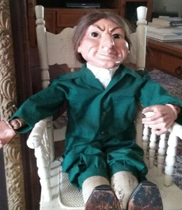 Theo Kerry, ông đã gặp rất nhiều chuyện kỳ lạ kể từ khi đem con búp bê về nhà. Chú chó giống Corgi vốn thường ngày điềm tĩnh của ông bỗng trở nên cực kỳ hung dữ khi lần đầu nhìn thấy con búp bê. Nhiều người đều cảm thấy sốc khi lần đầu tiên nhìn thấy nó và cho rằng búp bê đem tới cảm xúc kỳ lạ: sự sợ hãi và buồn bã.