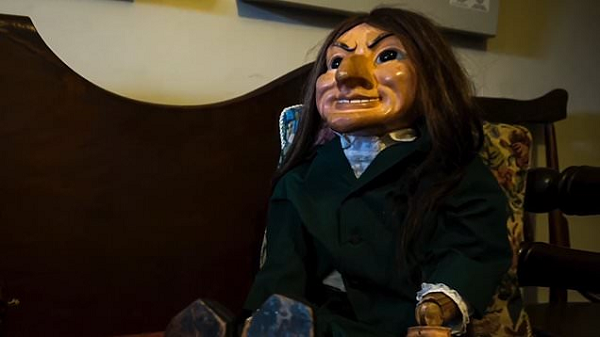 Khi tiếp nhận búp bê, các chuyên gia bảo tàng Sydney đã cho Kerry biết con búp bê này khoảng 170 - 200 tuổi. Nó được tạo ra bởi một nghệ nhân người Gypsy. Tộc người du mục này tin tưởng tuyệt đối vào sự chuyển đổi linh hồn. Do đó, con búp bê có thể đóng vai trò như một vật trú ngụ linh hồn ai đó đã qua đời.