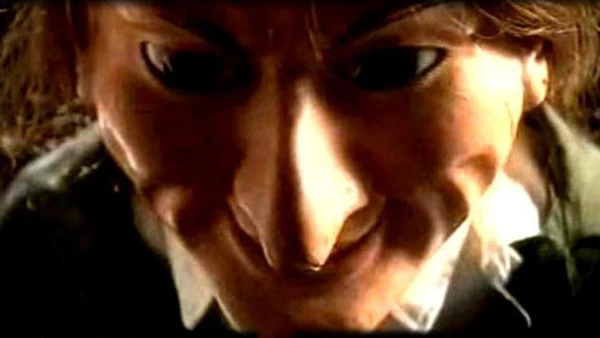 Một người quay phim đã đứng chôn chân và sau đó bỏ chạy ra khỏi cửa. Khi một tạp chí của Australia đăng tải bài viết về con búp bê và những điều kỳ bí của tâm linh, một nhóm các nhà điều tra hiện tượng huyền bí của Mỹ đã đến gặp Kerry để tiến hành nghiên cứu đặc biệt.