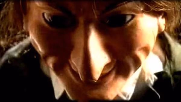 Một người quay phim đã đứng chôn chân và sau đó bỏ chạy ra khỏi cửa. Khi một tạp chí của Australia đăng tải bài viết về con búp bê và những điều kỳ bí của tâm linh, một nhóm các nhà điều tra hiện tượng huyền bí của Mỹ đã đến gặp Kerry để tiến hành nghiên cứu đặc biệt.