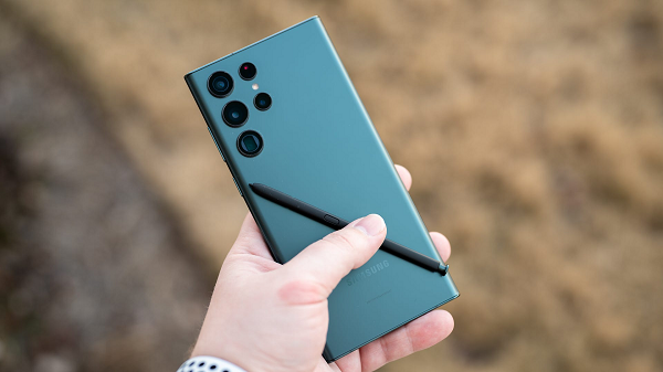 Galaxy S22 Ultra có Siêu Chống Rung giảm thiểu rung lắc ở góc rộng hơn, cố định nhiều chủ thể với chuyển động ổn định và giảm nhòe trên từng khung hình. Công nghệ Super HDR mang đến nhiều màu sắc hơn 64 lần cho những cảnh quay giàu chi tiết.