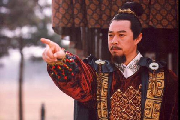 Vậy nhưng, xét theo tình hình thực tế, Tần Thuỷ Hoàng chắc hẳn thích con trai thứ Hồ Hợi hơn, nếu không ông đã không dẫn theo đứa con này khi đi đông tuần. Tần Thuỷ Hoàng cũng tin tưởng Triệu Cao nhất, để Triệu Cao dạy Hồ Hợi về luật pháp, đây cũng là một cách gián tiếp thể hiện sự tín nhiệm của vua Tần với thái giám này.