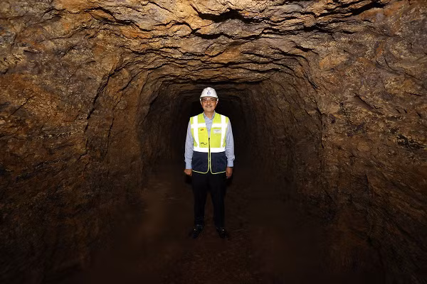 Trong vỏ Trái Đất, lượng đất hiếm không hề ít, thế nhưng nó thường xuất hiện trong tự nhiên dưới dạng hợp chất, vì thế phải qua quá trình xử lý quặng, tách chất thì mới có đất hiếm để sử dụng.