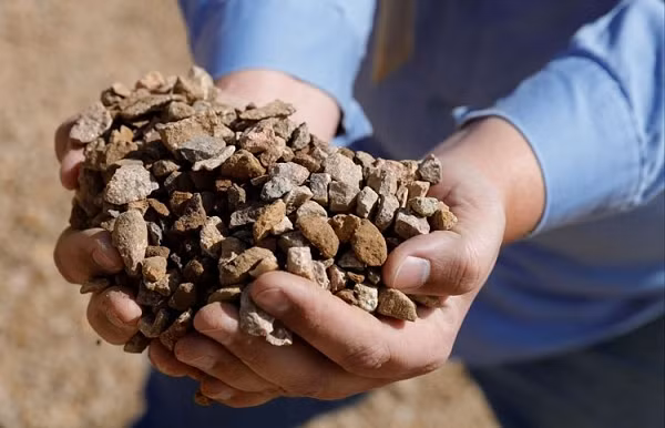 Nam châm vĩnh cửu là thứ tiếp theo sử dụng nhiều đất hiếm nhất. Còn nam châm thì là một phần thiết yếu của ổ đĩa, mô tơ nhỏ, bất cứ thứ loa nào phát ra âm thanh, turbine chạy điện và máy phát.