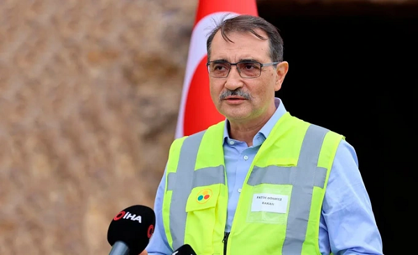 Kim loại đất hiếm là một nhóm 17 nguyên tố bao gồm: cerium (Ce), dysprosium (Dy), erbium (Er), europium (Eu), gadolinium (Gd), holmium (Ho), lanthanum (La), lutetium (Lu), neodymium (Nd), praseodymium (Pr), promethium (Pm), samarium (Sm), scandium (Sc), terbium (Tb), thulium (Tm), ytterbium (Yb), and yttrium (Y).