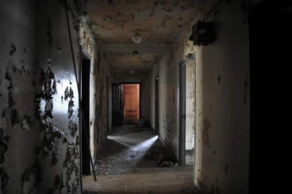 Căn hộ ma ám Hooly ở bang Texas, từng là một nhà trọ và quán ăn sáng. Vào những năm 1970, hàng loạt cái chết bí ẩn xảy ra ở đây. Cảnh sát không tìm ra nguyên nhân của những cái chết kỳ lạ này và quán trọ đã bị đóng cửa.