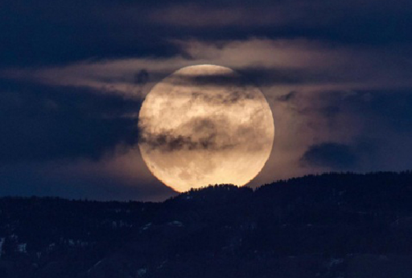 Đây là thời điểm lý tưởng để quan sát các thiên thể mờ khác như các thiên hà, cụm sao bởi chúng sẽ không bị ảnh hưởng bởi ánh trăng.