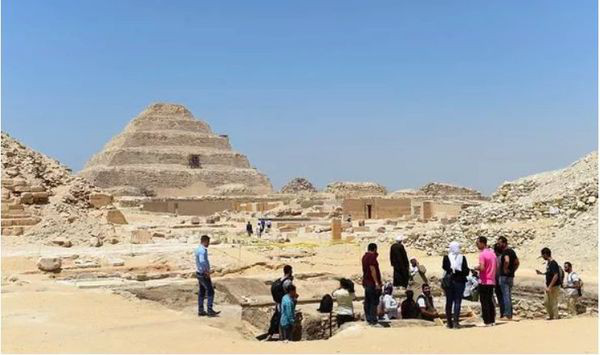 Khi khám phá khu mộ gần 5.000 tuổi của các Pharaoh Ai Cập bên bờ sông Nile, các nhà khoa học đã khám phá ra nhiều bí mật của các lăng mộ như cách ướp xác, xác minh danh tính của các vị Pharaoh thông qua những đồ tùy táng của họ.