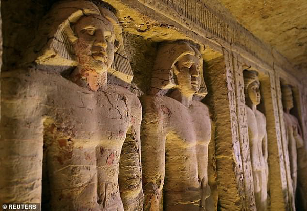 Vua Tut, vị vua trẻ tuổi nhất Ai Cập trước khi qua đời đã có một lời nguyên đáng sợ cho bất cứ kẻ nào dám phạm đến “giấc ngủ” của mình rằng: "Bất kì kẻ nào bước vào ngôi mộ với tâm hồn đen tối, ta sẽ trói cổ hắn như trói cổ một con chim".