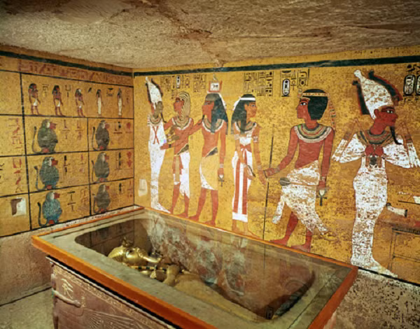 "Unas đã trị vì trong khoảng từ 15-30 năm vào giai đoạn giữa thế kỷ thứ 24 TCN. Lối vào của khu lăng mộ được thiết kế rất ấn tượng với hàng chữ tượng hình. Đi sâu vào bên trong, rất nhiều cảnh cửa "chết" được dựng lên, xen kẽ với những lối đi thật...