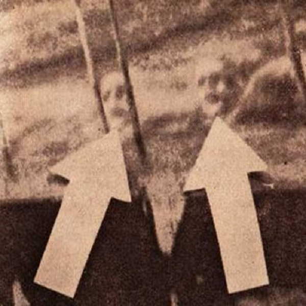 Tháng 12/1924, James Courtney và Michael Meehan, hai thủy thủ trên tàu S.S. Watertown thiệt mạng trong một vụ rò rỉ gas. Các thủy thủ đoàn đã thủy táng họ, nhưng điều kỳ lạ là khuôn mặt họ vẫn xuất hiện trên mặt nước nhiều ngày sau đó và thuyền trưởng của con tàu đã yêu cầu chụp lại hình ảnh này.