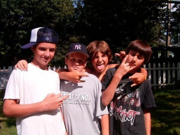 Đây là một trong những bức ảnh mới nhìn thì có vẻ bình thường nhưng điều ám ảnh là sự xuất hiện của một bàn tay giơ ngón cái lên bên cạnh cậu bé mặc áo đen. Các cậu bé trong ảnh đều khẳng định không rõ bàn tay giơ ngón cái bí ẩn ấy từ đâu ra.