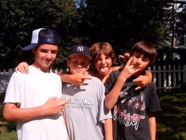 Đây là một trong những bức ảnh mới nhìn thì có vẻ bình thường nhưng điều ám ảnh là sự xuất hiện của một bàn tay giơ ngón cái lên bên cạnh cậu bé mặc áo đen. Các cậu bé trong ảnh đều khẳng định không rõ bàn tay giơ ngón cái bí ẩn ấy từ đâu ra.