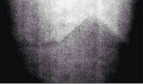 Hình ảnh này được tàu vũ trụ Apollo 17 ghi lại vào tháng 12/1972 trong chuyến thám hiểm Mặt Trăng gần khu vực được biết tới là Geophone Rock. Bức ảnh cho thấy một vật thể nào đó có cấu trúc giống như một kim tự tháp.