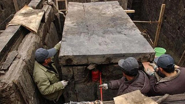 Năm chuyên gia khảo cổ đã tới đánh giá tình hình. Một trong số họ cho rằng, năng lượng dương ở khu vực này tương đối lớn nên chủ nhân của ngôi mộ có thể là nam giới. Sau khi xác định được phạm vi lăng mộ, các nhà khảo cổ phỏng đoán, người chết có thể thuộc tầng lớp quân quan, quyền quý.