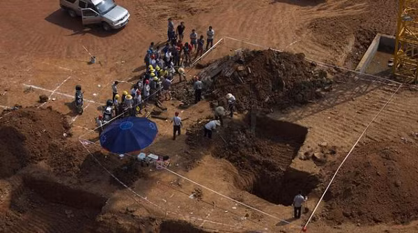 Một lăng mộ kỳ lạ được phát hiện tại thành phố Tương Dương, tỉnh Hồ Bắc, Trung Quốc khi nhóm công nhân xây dựng ở đây vô tình đào lên một phiến đá xanh có khắc nhiều ký tự cổ.