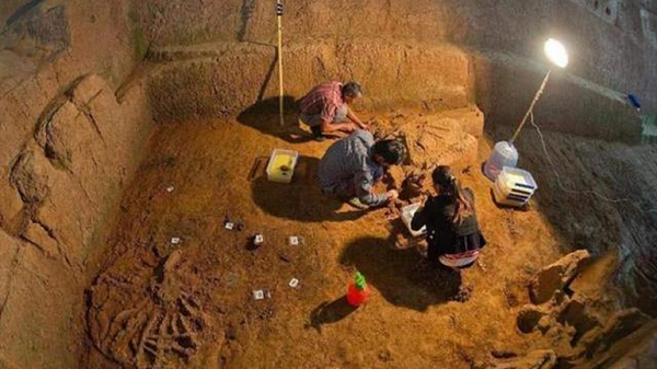 Nếu như vậy, thì qua thời gian, ngôi mộ có lẽ đã không được yên ổn với những tên đạo tặc. Chuyên gia không khó để nhận ra các dấu hiệu cho thấy có sự đột nhập trước đó. Tuy nhiên, vào sâu đến bên trong, họ vô cùng ngỡ ngàng khi thấy cửa lăng mộ không bị cạy, lớp bụi gần như vẫn còn nguyên.