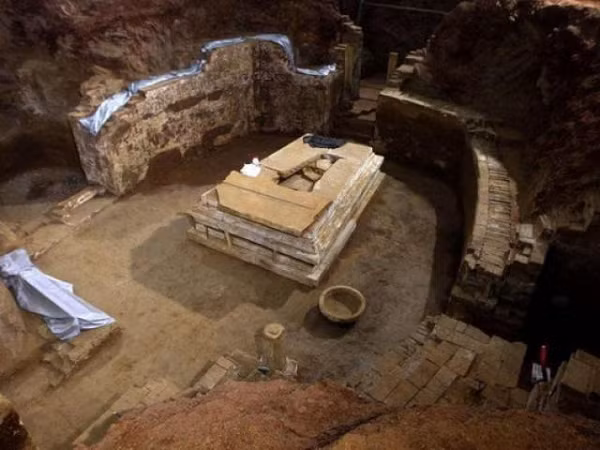 Đặc biệt, dưới lớp cát lún còn có rất nhiều viên đá ẩn mình. Những viên đá này rất sắc nhọn, sẽ gây nguy hiểm đến tính mạng của con người. "Một ai đó nếu đã đến đây đào trộm mộ thì chỉ còn một con đường chết", một chuyên gia khai quật nói.