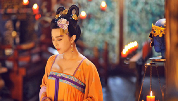 Người này sợ rằng không dễ dàng giết được. Nếu bây giờ người giết nàng ta đi, trời lại sinh ra người mới thay nàng ta lên. Người này ba mươi năm sau khi lên còn trẻ sẽ rất độc ác, không nương tình mà giết con cháu của bệ hạ, cho nên người đừng giết nàng ta 