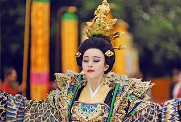 Trong cuộc đời mình, Võ Tắc Thiên từng 2 lần nhận được lời tiên tri. Lần thứ nhất xảy ra khi Võ Tắc Thiên còn nhỏ. Theo "Tân Đường thư: Viên Thiên Cương truyện" có chép lại, vào thời điểm đó cha của Võ Tắc Thiên là Võ Sĩ Hoạch nhậm chức Đô đốc Lý Châu.