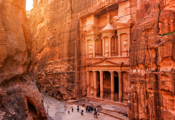 Cổng đền Petra, Jordan cao hơn 900 mét nhưng hoàn toàn được làm bằng thủ công. Những người tạo ra nó đã phải rất kiên nhẫn khi đục đẽo cả khối đá lớn để tạo nên một kiệt tác như thế. Các nhà nghiên cứu vẫn chưa biết được cách những người cổ đại đã tạo ra nó.