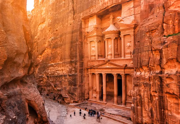 Cổng đền Petra, Jordan cao hơn 900 mét nhưng hoàn toàn được làm bằng thủ công. Những người tạo ra nó đã phải rất kiên nhẫn khi đục đẽo cả khối đá lớn để tạo nên một kiệt tác như thế. Các nhà nghiên cứu vẫn chưa biết được cách những người cổ đại đã tạo ra nó.