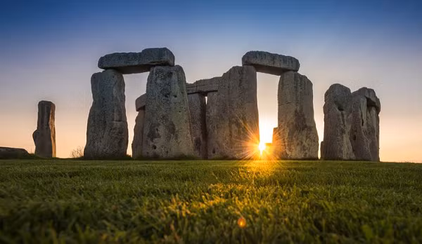 Stonehenge, Anh Quốc khiến các nhà khoa học vô cùng đau đầu vì không thể lí giải làm thế nào người cổ đại có thể vận chuyển hàng khối đá vô cùng nặng từ một nơi xa hàng trăm km? Khu vực quanh Stonehenge không hề có nơi nào để khai thác đá, nghĩa là người ta đã phải vận chuyển những tảng đá này từ rất xa.