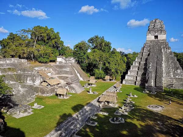 Các kim tự tháp của người Maya tại Guatemala được xây theo kiểu "ở đến đâu, xây đến đó" một cách tạm thời nhưng vô cùng chắc chắn và chính xác. Có nhiều giả thuyết được đưa ra để giải thích chức năng của chúng. Các tòa nhà dùng cho mục đích tôn giáo, những nơi dành cho mục đích nghiên cứu hay nghĩa trang, đều được đặt bên trên các kim tự tháp.