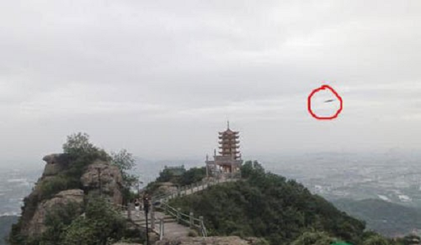 Một trường hợp bắt gặp UFO khác ở Thimpu, thủ đô của vương quốc Bhutan vào ngày 21/2/1968. Tài liệu cho thấy vật thể lạ di chuyển với tốc độ cao và không gây ra tiếng động, đồng thời phát ra ánh sáng màu xanh dương.