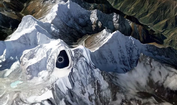 Từ lâu đã có tin đồn kèm theo hình ảnh hố đen bí ẩn như căn cứ bí mật của người ngoài hành tinh trên đèo Kongka La (nằm giữa đường biên giới Ấn Độ và Trung Quốc) thuộc dãy núi Himalaya.