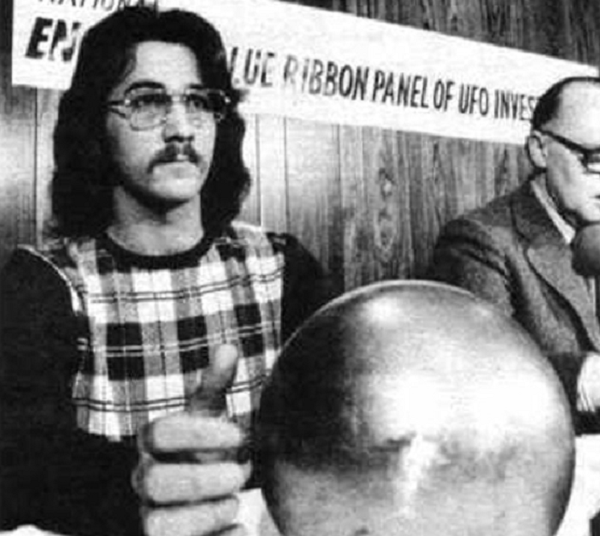 Một quả cầu màu trắng đã được phát hiện năm 1974 ở đầm lầy Fort George Island, phía đông Florida, Mỹ. Nó phát ra một thứ âm thanh kỳ lạ, đập rộn ràng và cộng hưởng với âm thanh của đàn ghi ta. Nó có thể dừng lại và thay đổi hướng đi khi bị đẩy trên sàn nhà, cuối cùng quay trở lại chỗ người đẩy. Thỉnh thoảng nó tạo ra tiếng kêu lách cách và rung lên như có động cơ chạy bên trong. Đến nay bí ẩn về nó vẫn không thể giải thích.