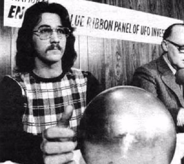 Một quả cầu màu trắng đã được phát hiện năm 1974 ở đầm lầy Fort George Island, phía đông Florida, Mỹ. Nó phát ra một thứ âm thanh kỳ lạ, đập rộn ràng và cộng hưởng với âm thanh của đàn ghi ta. Nó có thể dừng lại và thay đổi hướng đi khi bị đẩy trên sàn nhà, cuối cùng quay trở lại chỗ người đẩy. Thỉnh thoảng nó tạo ra tiếng kêu lách cách và rung lên như có động cơ chạy bên trong. Đến nay bí ẩn về nó vẫn không thể giải thích.