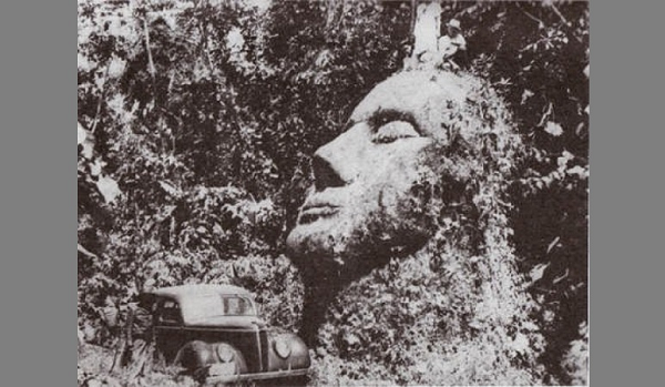 Năm 1930, các nhà thám hiểm đã tìm thấy một bức tượng sa thạch khổng lồ nằm giữa khu rừng Guatemala. Tuy nhiên, hộp sọ của tượng đá bị kéo dài và có các đặc điểm chưa từng xuất hiện trong cuốn sách lịch sử nào cả. Khuôn mặt tượng đá không giống với các đặc điểm trên khuôn mặt của người Maya hay bất kỳ chủng tộc người nào sống ở gần đó. Vì vậy có thể mô tả một thành viên của nền văn minh ngoài hành tinh cổ đại.