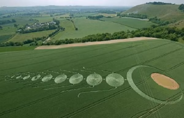 Là một trong những nơi bí ẩn nhất thế giới với bãi đá cổ Stonehenge và vòng tròn bí ẩn Silbury Hill, UFO xuất hiện thường xuyên khiến Wiltshire, Anh càng trở nên bí ẩn.