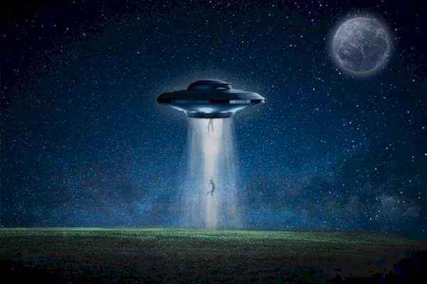 Bà Sacha thường xuyên trao đổi với hội những người theo dõi UFO, tham sự hội nghị về UFO hàng năm và thường chia sẻ về trải nghiệm của mình.
