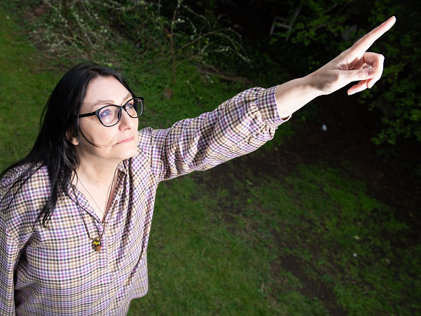 Trong một chuyến du lịch cùng gia đình năm 1997, Sacha Christie khi đó đi nghỉ cùng chồng cũ Steve, con trai Louie và hai người họ hàng trong gia đình đi nghỉ tại một căn hộ ở vùng quê yên tĩnh ít người. Lúc đó, Steve chỉ tay vào những vệt sáng trên bầu trời, họ quan sát thấy nó có vẻ lớn dần lên và di chuyển về phía mình.