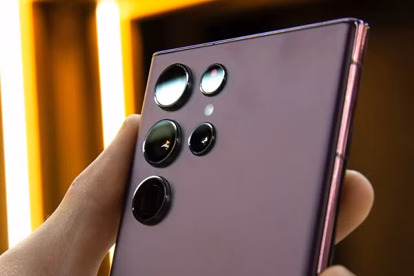 Động thái này được đưa ra sau khi Exynos 2200 bị đánh giá hoạt động kém hiệu quả. Trong quá khứ, Samsung thường sử dụng chip Snapdragon ở Mỹ và một số thị trường lớn khác, và Exynos ở nhiều thị trường châu Âu và châu Á.