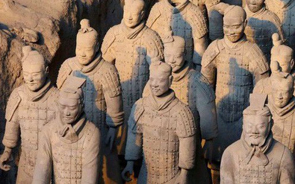 Nhưng phải gần ba thập kỷ sau, các nhà nghiên cứu mới phát hiện vũ khí của đội quân đất nung là đồ thật, không phải phiên bản mô phỏng. Hơn nữa, các vũ khí còn rất tinh xảo với cung tên đủ mạnh để đâm xuyên giáp.