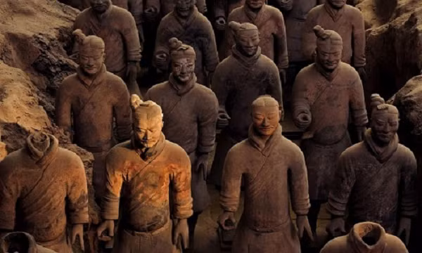 Mỗi cung tên gồm đầu bắn hình tam giác giống kim tự tháp, phần chuôi giúp lắp tên vào khung tre hoặc gỗ và một sợi lông chim gắn ở đuôi. Các bộ phận kim loại của cung tên (mũi tên và chuôi) là phần duy nhất còn nguyên vẹn.