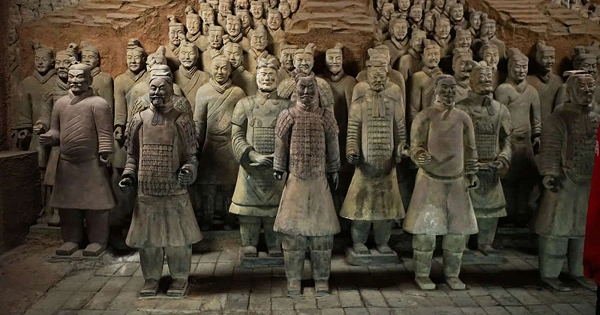 Trong số đó, đầu mũi tên là vũ khí phổ biến nhất mà các nhà khảo cổ thu thập được. Chúng được xếp theo từng bó 100 chiếc đại diện cho số tên trong bao của một cung thủ.