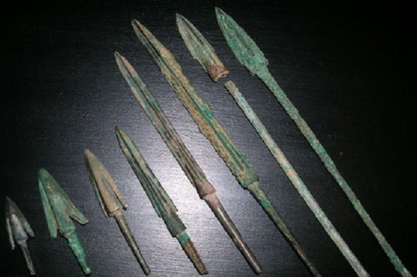 Martinón-Torres, người tham gia nhóm nghiên cứu của Đại học College London phối hợp với Bảo tàng lăng mộ Tần Thuỷ Hoàng cho biết: "Về bản chất, chúng tôi cho thấy rằng vũ khí của quân đội đất nung cho thấy tình trạng bảo quản rất tốt, nhưng hiện tại không có dấu hiệu nào cho thấy đây là bất cứ điều gì ngoài kết quả của sự tình cờ".