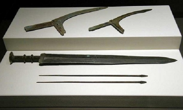 Tuy nhiên, điều gây bất ngờ là số vũ khí này được bảo quản hoàn hảo đến bất ngờ, bề mặt chúng vẫn sáng bóng và sắc bén sau khi bị chôn vùi trong hơn hai thiên niên kỉ.