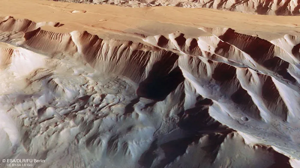 Ius Chasma nằm phía bên trái, dài 840 km; còn Tithonium Chasma ở bên phải và trải dài hơn 805 km. Khi nhìn bản đồ độ cao, các nhà khoa học mới nhận ra độ sâu ngoạn mục của các khe vực - lên đến 7 km.