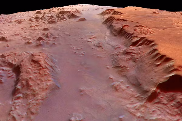 Giữa hai gò đất là một loạt các ụ đất nhỏ hơn. Nghiên cứu của Mars Express cho rằng hững ụ đất có thể liên quan đến quá trình bay hơi nước diễn ra rất lâu trước đây, mặc dù lý thuyết này vẫn còn đang được tranh luận.