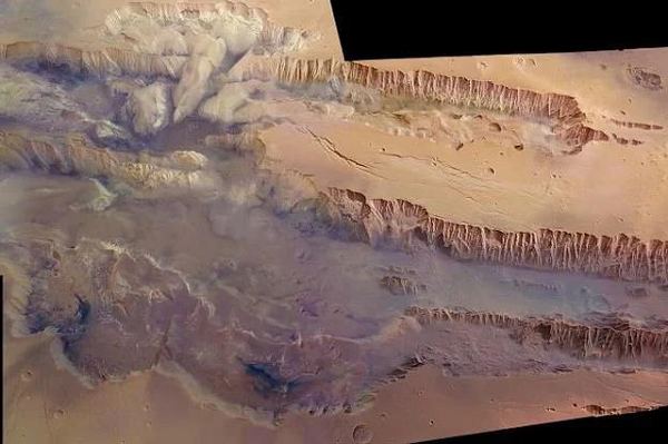 Bên cạnh đó, các nhà khoa học cũng phát hiện ra trên đỉnh Tithonium Chasma có một đụn cát sẫm màu mang đến sự tương phản màu sắc cho hình ảnh.