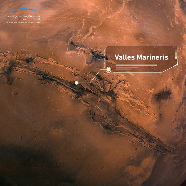 Trước đó, các nhà khoa học tại ESA cũng phát hiện ra một “lượng lớn nước” có trong khe núi Valles Marineris. Theo thông số nhận được, phải tới 40% lượng vật chất gần bề mặt nghe núi có thể là phân tử nước.