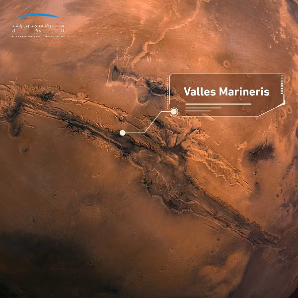 Trước đó, các nhà khoa học tại ESA cũng phát hiện ra một “lượng lớn nước” có trong khe núi Valles Marineris. Theo thông số nhận được, phải tới 40% lượng vật chất gần bề mặt nghe núi có thể là phân tử nước.