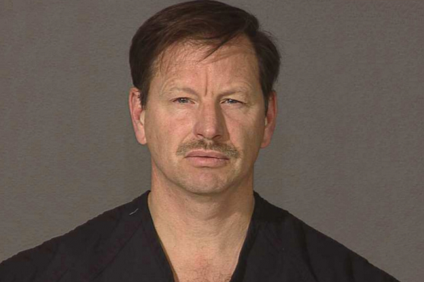 Gary Ridgway là tên sát nhân hàng loạt dã man, độc ác, với tên gọi "Sát thủ sông Xanh". Cái tên này được đưa ra lần đầu bởi giới truyền thông, khi 5 nạn nhân lần lượt liên tiếp bị sát hại bên bờ sông Green thuộc bang Washington. Kể từ khi phát hiện nạn nhân đầu tiên, phải mất hơn 10 năm, cảnh sát mới có thể bắt được thủ phạm.