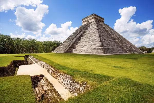 Việc thiếu nước sẽ ảnh hưởng đến hoạt động nông nghiệp và các tuyến đường thương mại, gây căng thẳng cho cư dân người Maya. Khi lương thực trở nên khan hiếm và thời tiết trở nên khắc nghiệt hơn, mọi người hoặc là chết đói hoặc ly tán.